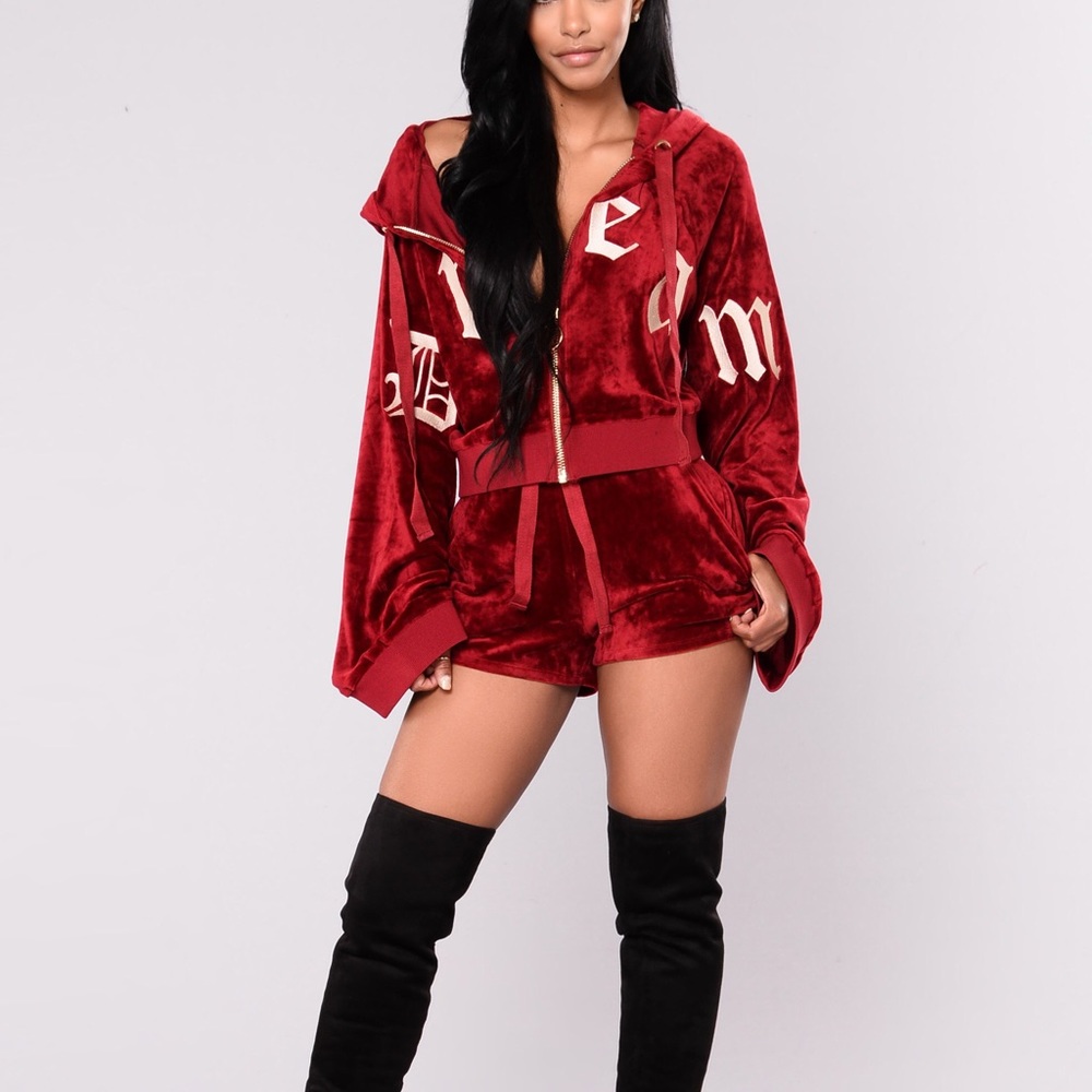 Short velour track suit